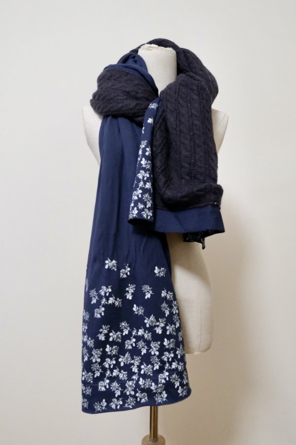 画像1: MIKIOSAKABE (ミキオサカベ) Puffer Printed Mufler　NAVY (1)